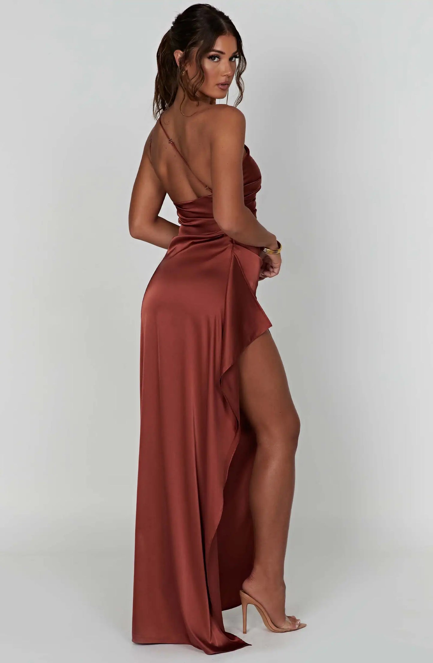 Ballkleid aus Satin mit One-Shoulder-Träger und hohem Schlitz