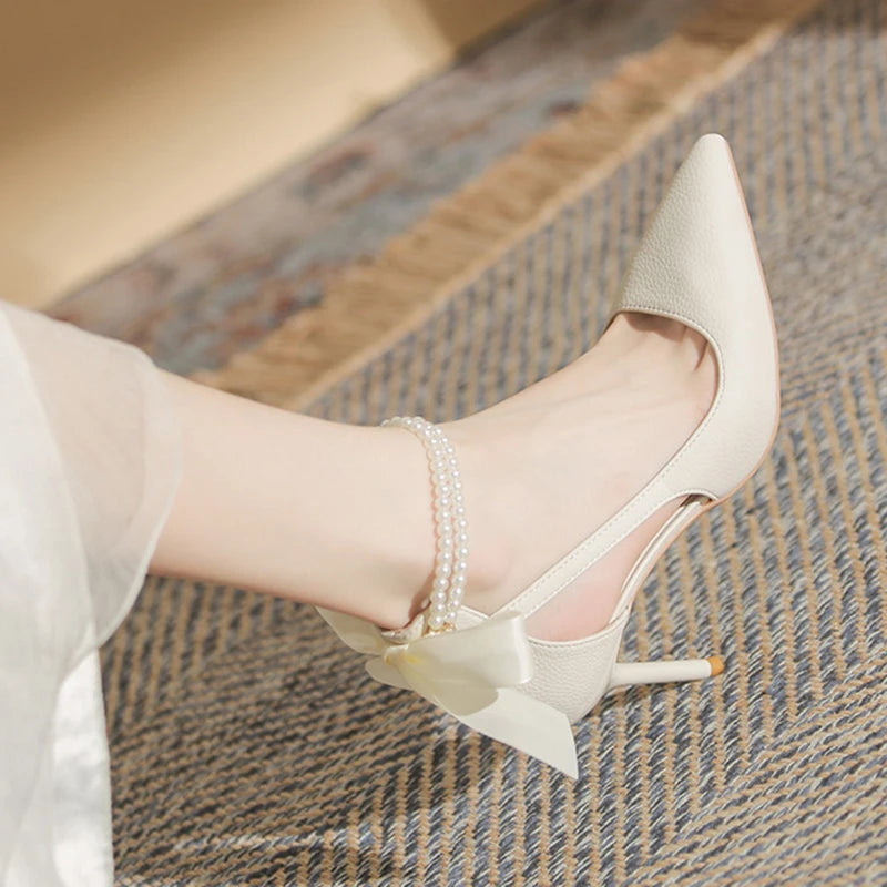 Damenschuhe, weiße Perlen-Pumps mit Knöchelriemen für die Hochzeit