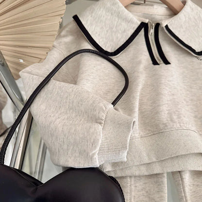 Zweiteiliges Set mit Kapuzenpullover und Hose mit Bärenmotiv