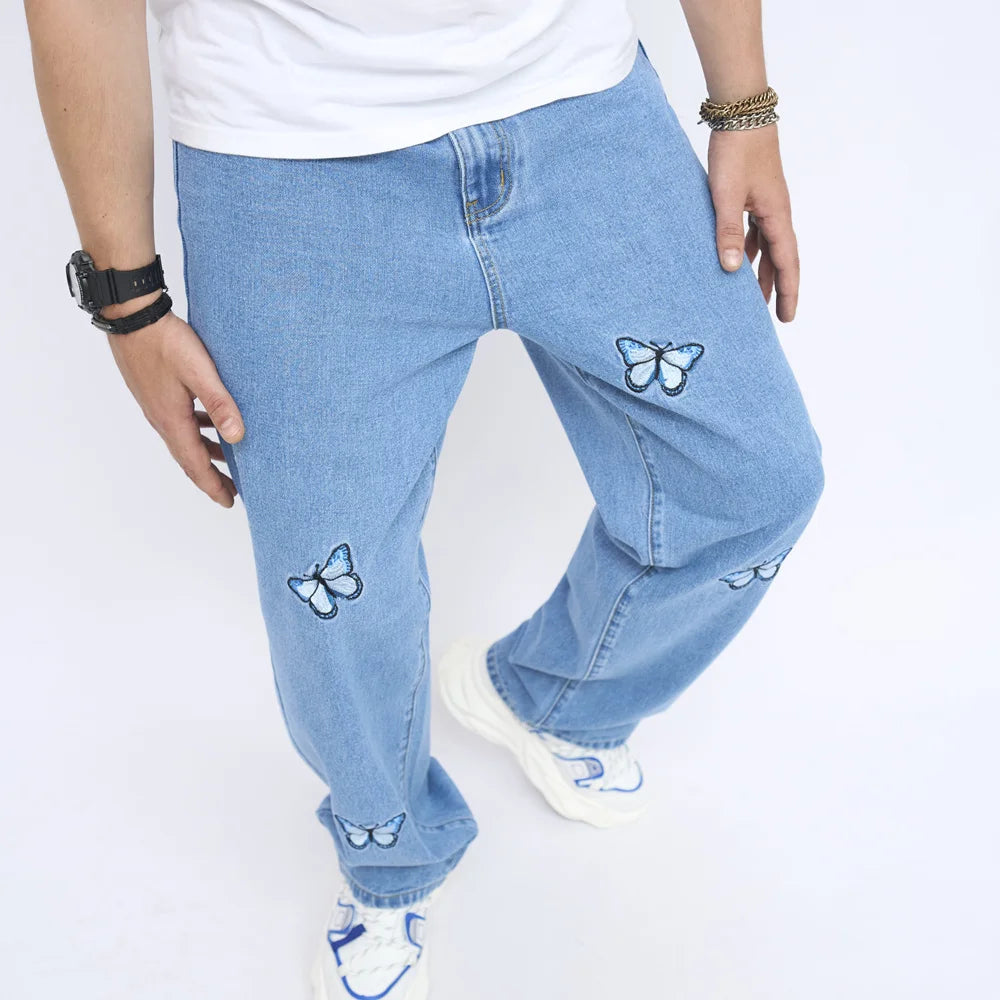 Lockere, gerade Jeans mit Schmetterlingsstickerei