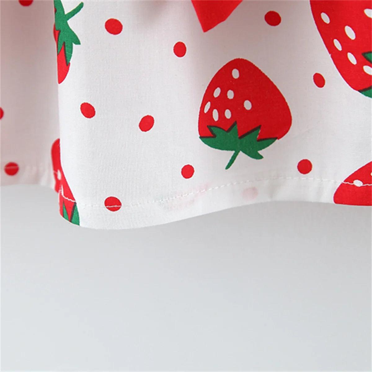 Robe et chapeau noués avec nœud sur la poitrine imprimé fraise pour bébé fille