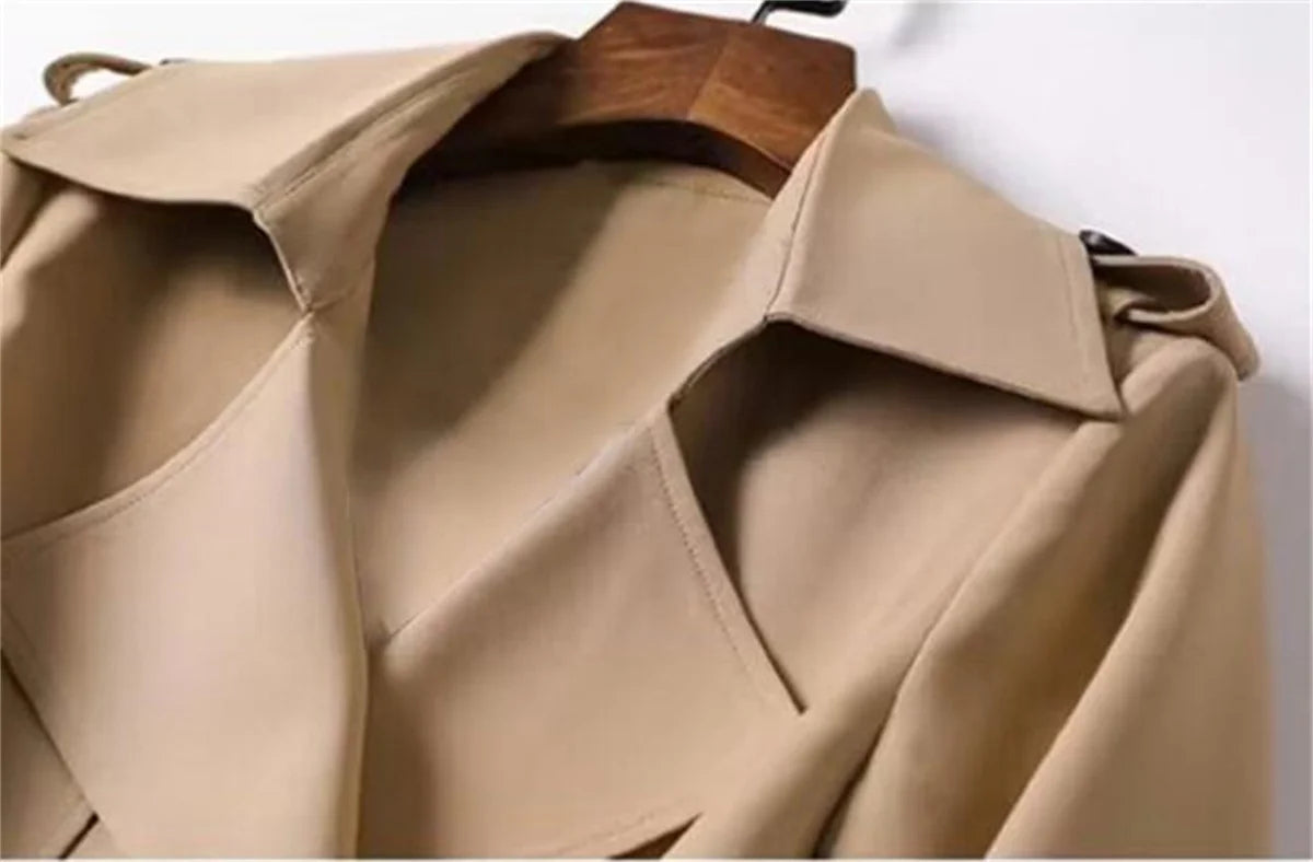 Eleganter mittellanger britischer Trenchcoat mit Gürtel