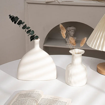 Vase minimaliste blanc créatif pour la décoration florale