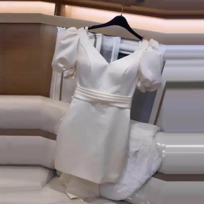 Robe de cocktail à manches courtes et col en V avec nœud