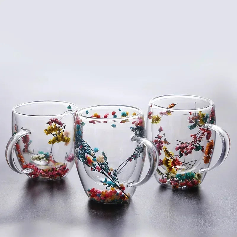 Tasse en verre à double paroi de fleurs séchées