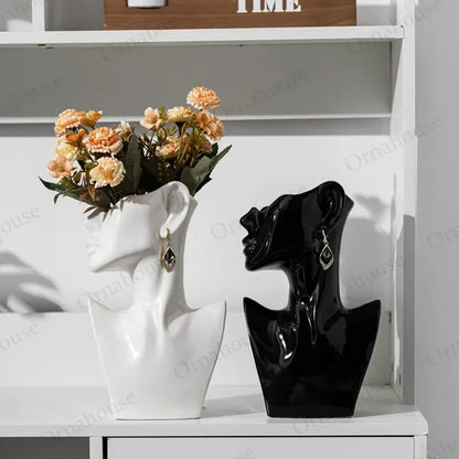 Moderne Keramikvase mit abstraktem Gesicht als Dekoration