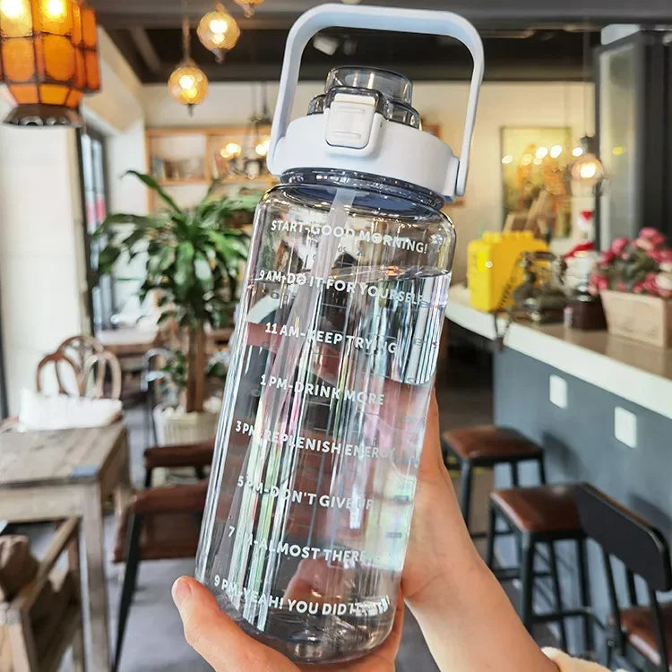 2-Liter-Wasserflasche mit Strohhalm und Zeitmarkierung