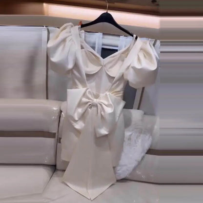 Robe de cocktail à manches courtes et col en V avec nœud