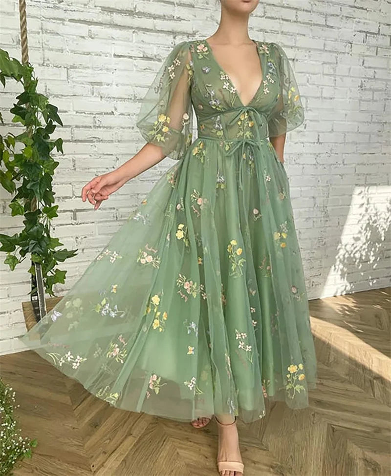 Robe trapèze élégante en mousseline de soie à fleurs et lacets 